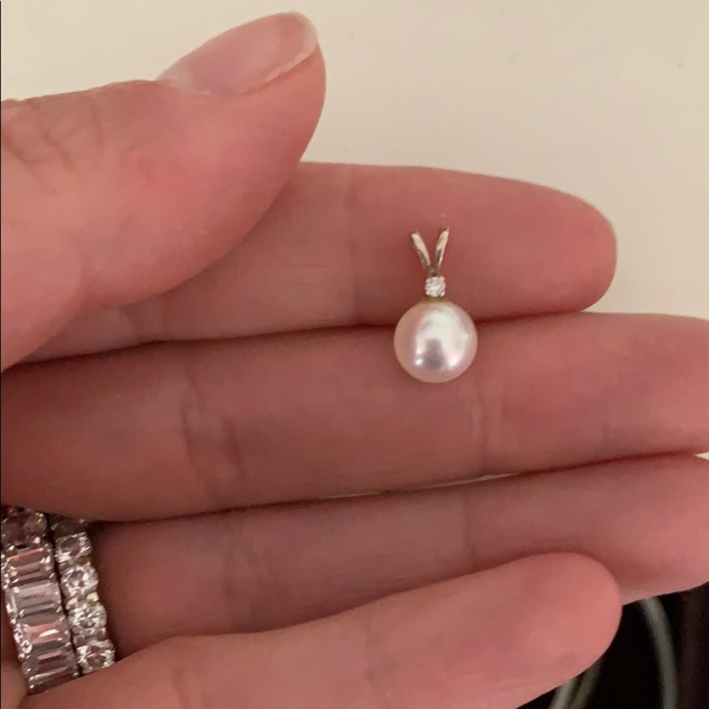 Fresh water pearl with diamond charm